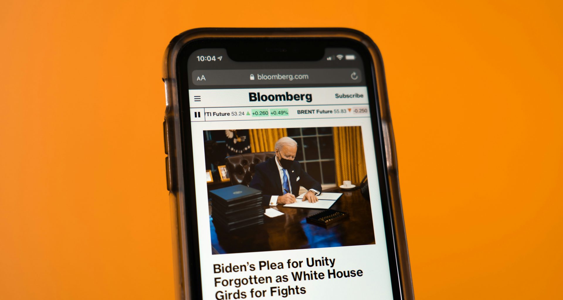 schwarzes-samsung-android-smartphone-auf-orangefarbenem-tisch-ICg0DE369-Q