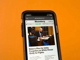 schwarzes-samsung-android-smartphone-auf-orangefarbenem-tisch-ICg0DE369-Q