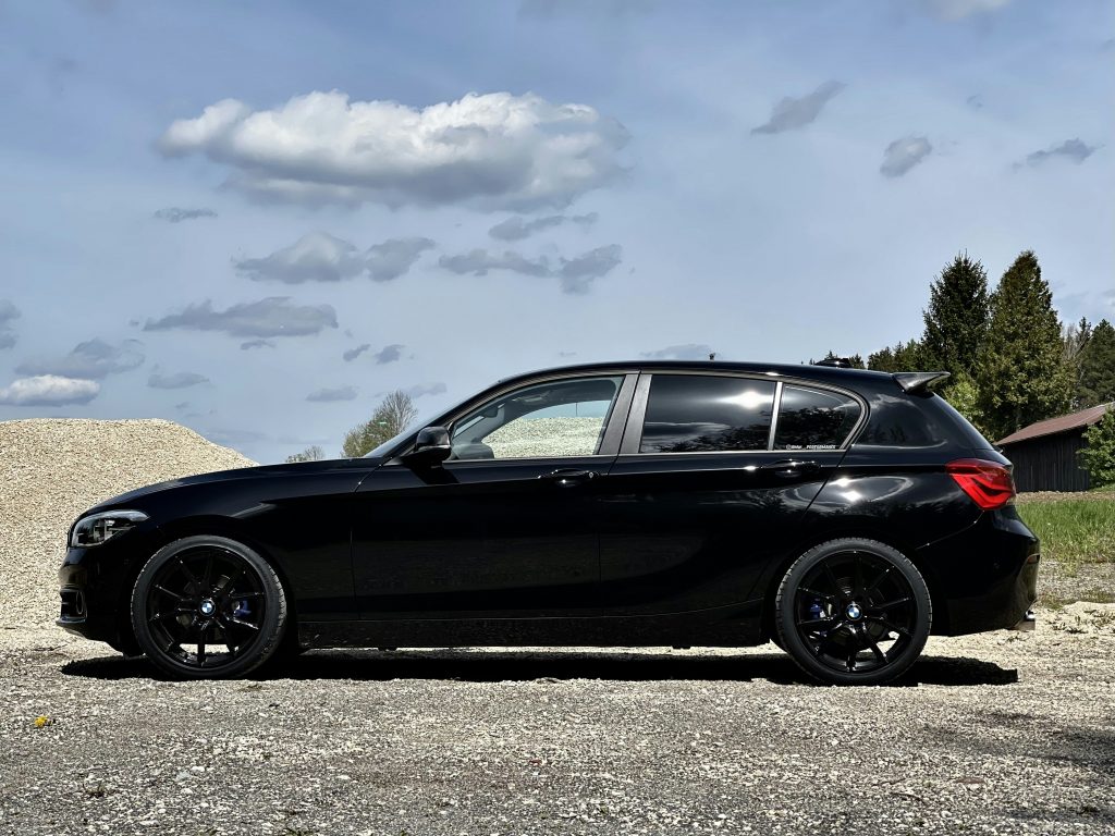 schwarze-limousine-auf-grauer-asphaltstrasse-unter-blau-weissem-sonnigem-wolkenhimmel-tagsuber-6LMVufa6894