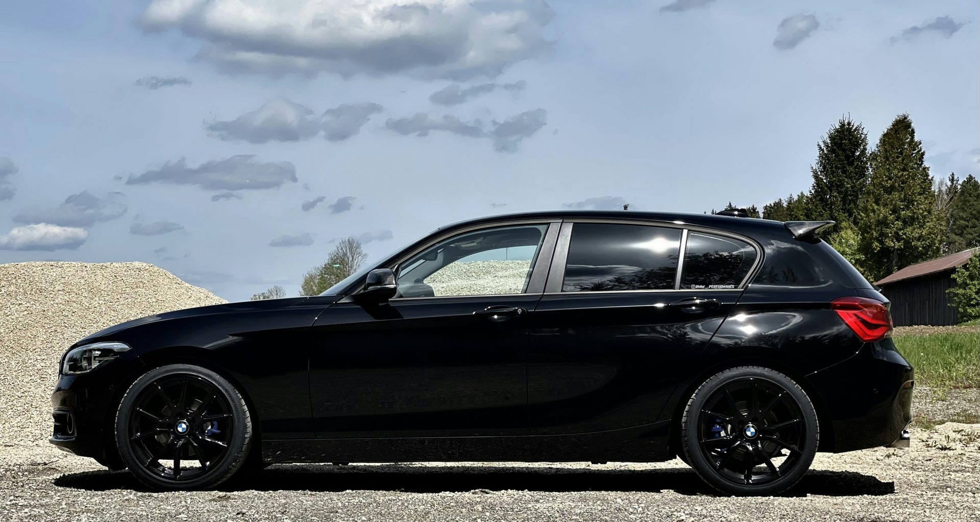 schwarze-limousine-auf-grauer-asphaltstrasse-unter-blau-weissem-sonnigem-wolkenhimmel-tagsuber-6LMVufa6894