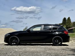 schwarze-limousine-auf-grauer-asphaltstrasse-unter-blau-weissem-sonnigem-wolkenhimmel-tagsuber-6LMVufa6894