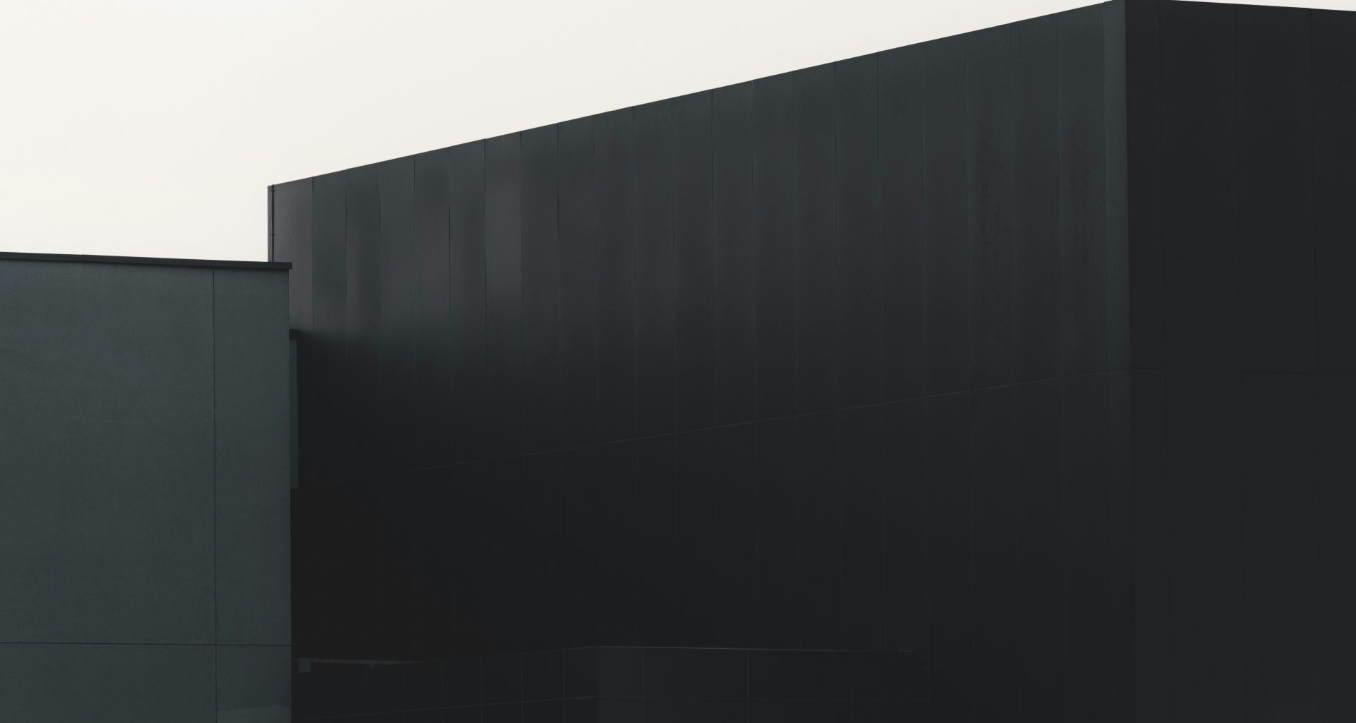 schwarze-holzwand-tagsuber-qb823-ovmHs