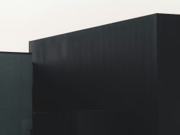 schwarze-holzwand-tagsuber-qb823-ovmHs