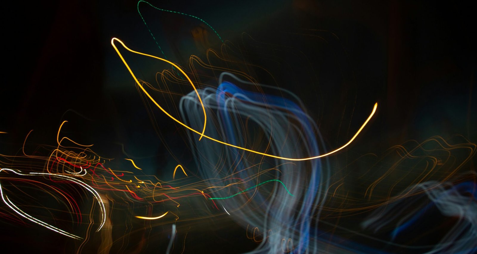 blaue-und-weisse-lichtstreifen-IO0KMEANbZI