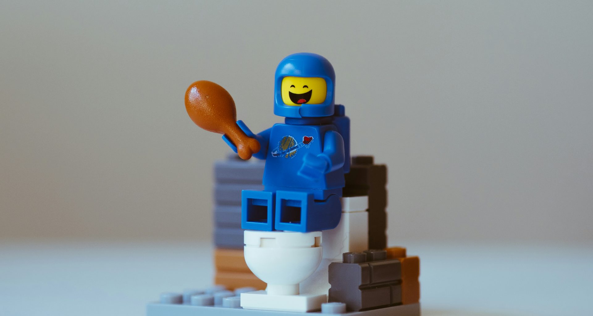 blau-weisses-roboterspielzeug-ZJQ5Iv4p4Og