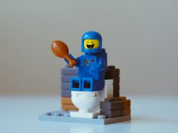 blau-weisses-roboterspielzeug-ZJQ5Iv4p4Og