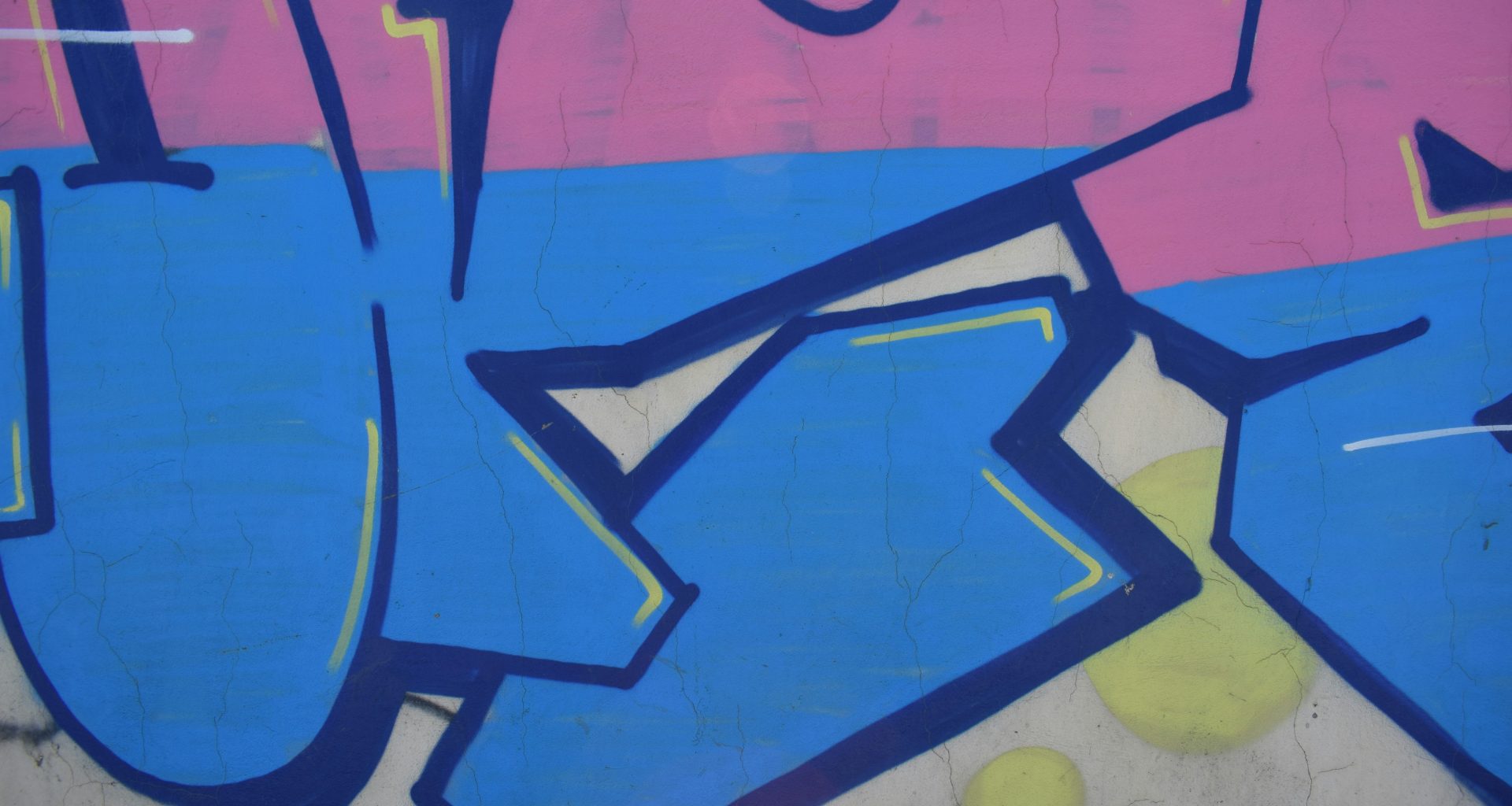 blaue-und-gelbe-wandgraffiti-CvEk2rKweaQ