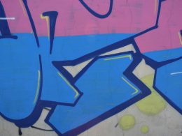 blaue-und-gelbe-wandgraffiti-CvEk2rKweaQ