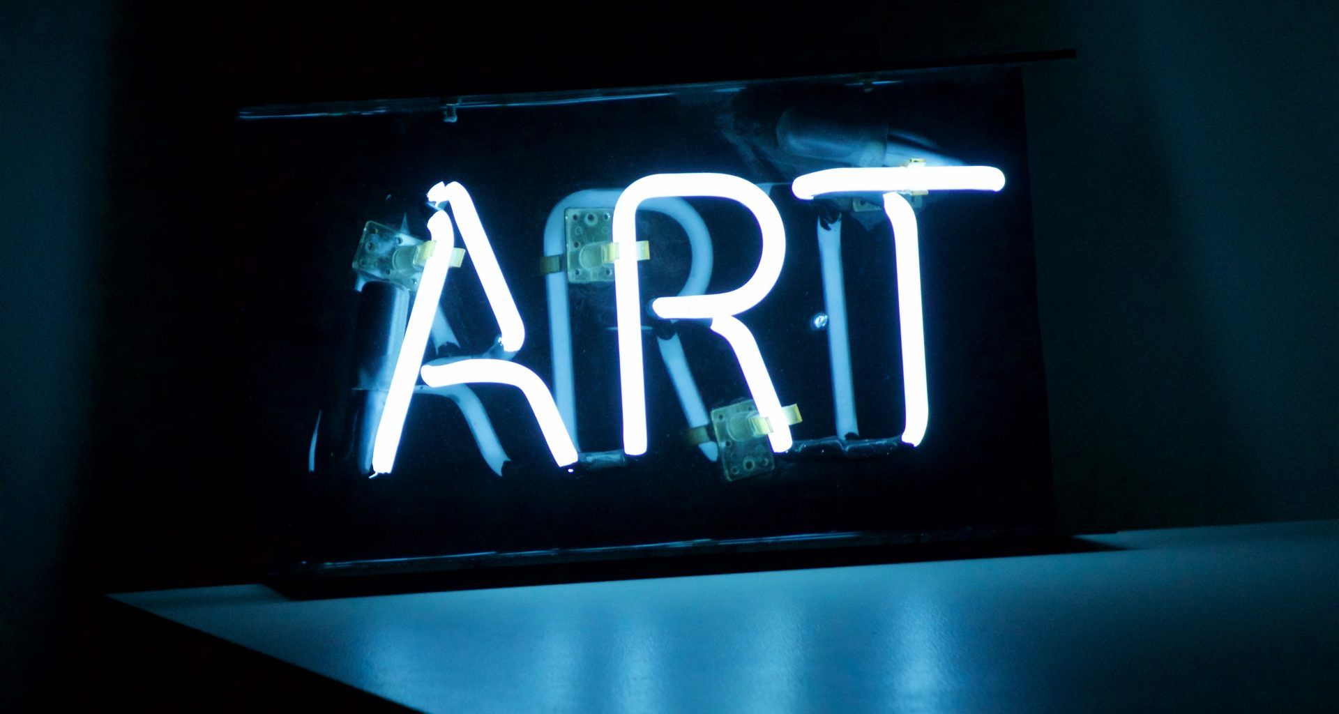 blaue-art-neonreklame-eingeschaltet-rKE6rXOl14U