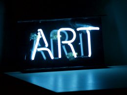 blaue-art-neonreklame-eingeschaltet-rKE6rXOl14U