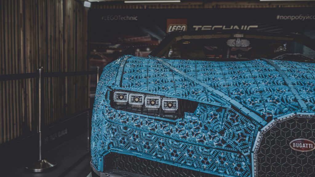 blauer-bugatti-chiron-hYj2uB6rN6I