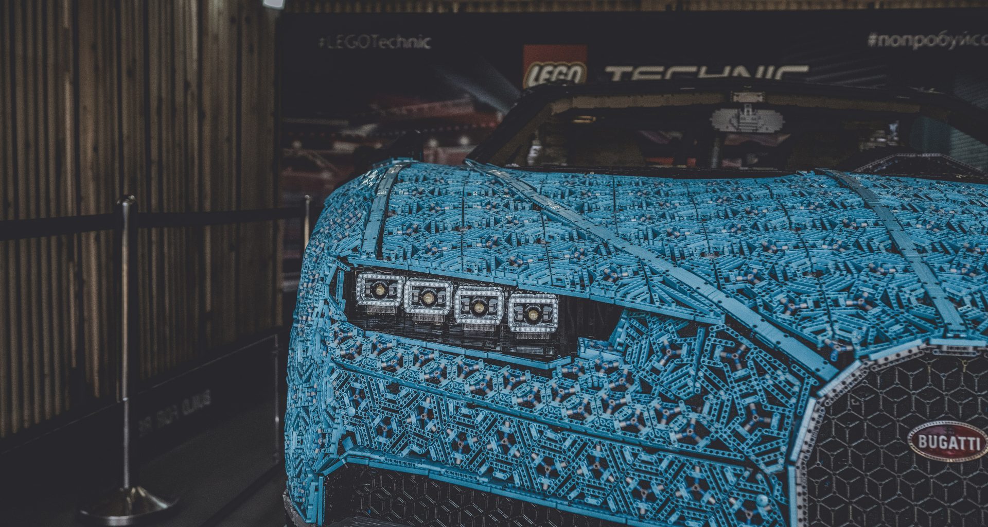 blauer-bugatti-chiron-hYj2uB6rN6I