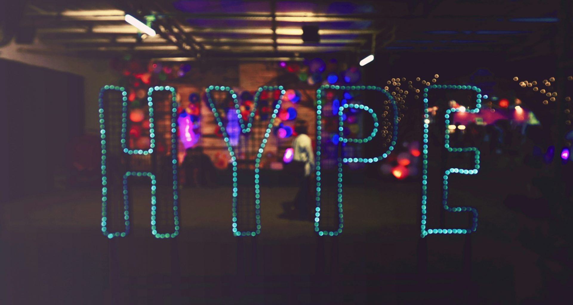 blaues-led-hype-zeichen-NrtC3y108Ys