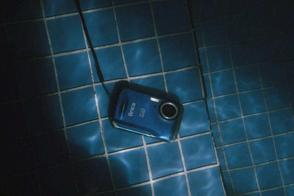 blaue-point-and-shoot-kamera-emolhFRa7vE