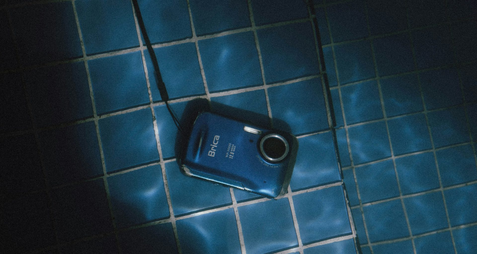 blaue-point-and-shoot-kamera-emolhFRa7vE