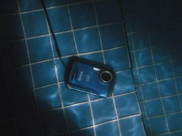 blaue-point-and-shoot-kamera-emolhFRa7vE