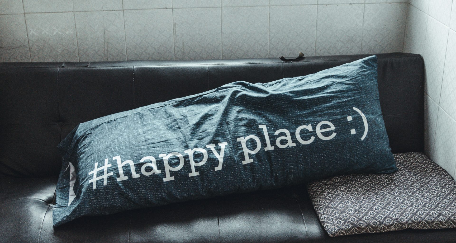 blaues-kissen-Lx8sYML1Vrs