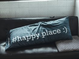 blaues-kissen-Lx8sYML1Vrs