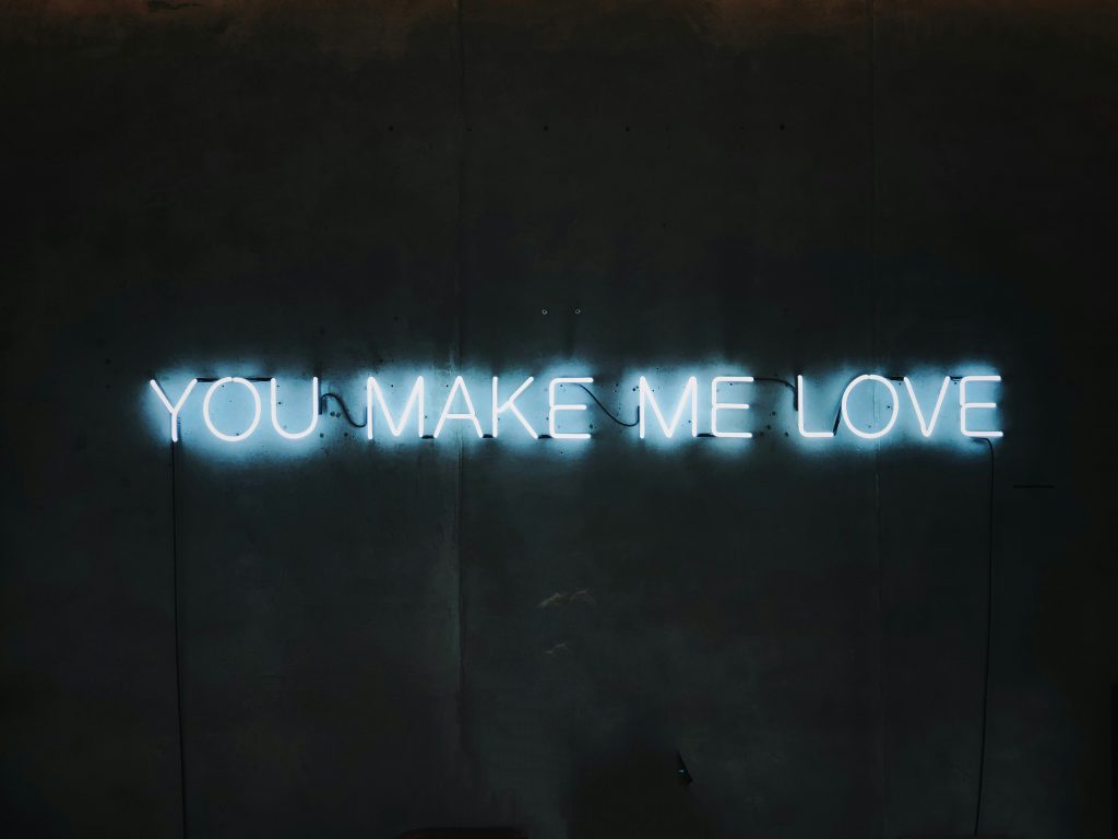 blaue-you-make-me-love-neonlichtbeschilderung-eingeschaltet-AWDoeIBdlGg