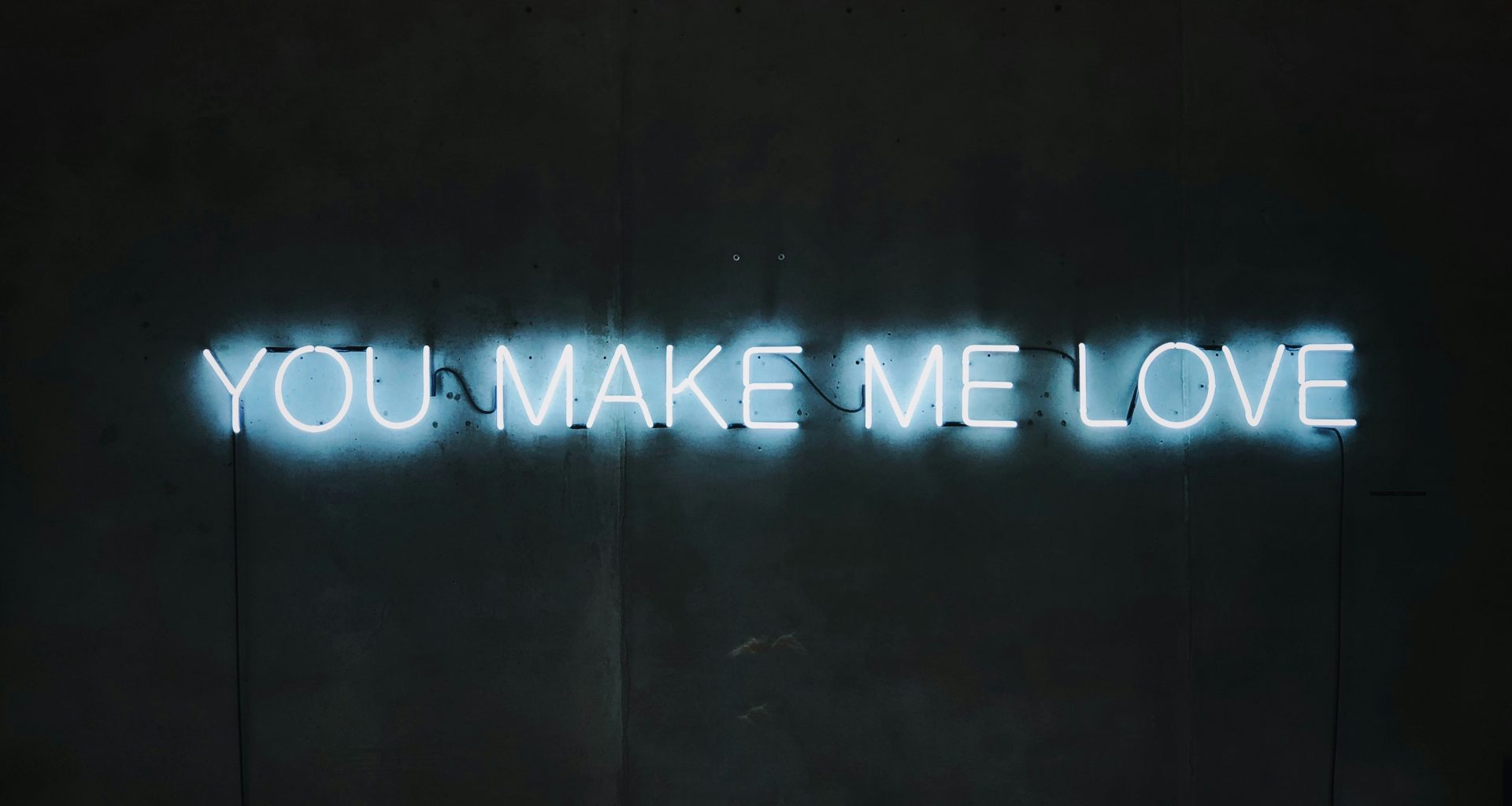 blaue-you-make-me-love-neonlichtbeschilderung-eingeschaltet-AWDoeIBdlGg