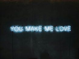 blaue-you-make-me-love-neonlichtbeschilderung-eingeschaltet-AWDoeIBdlGg