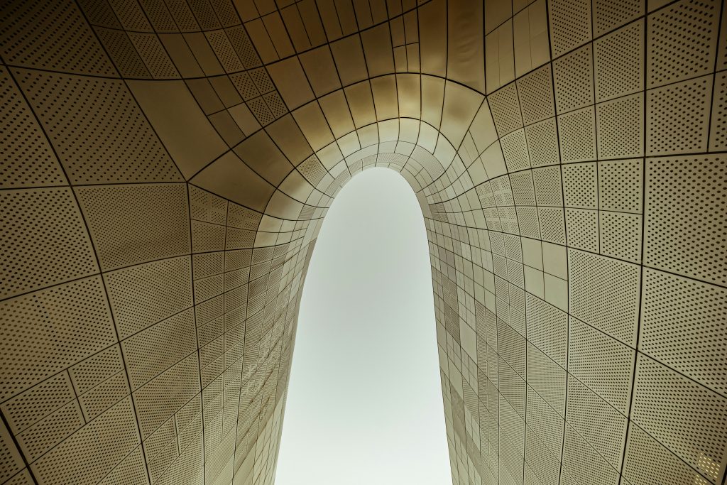 braun-weisses-betongebaude-37ekGp3hcB8