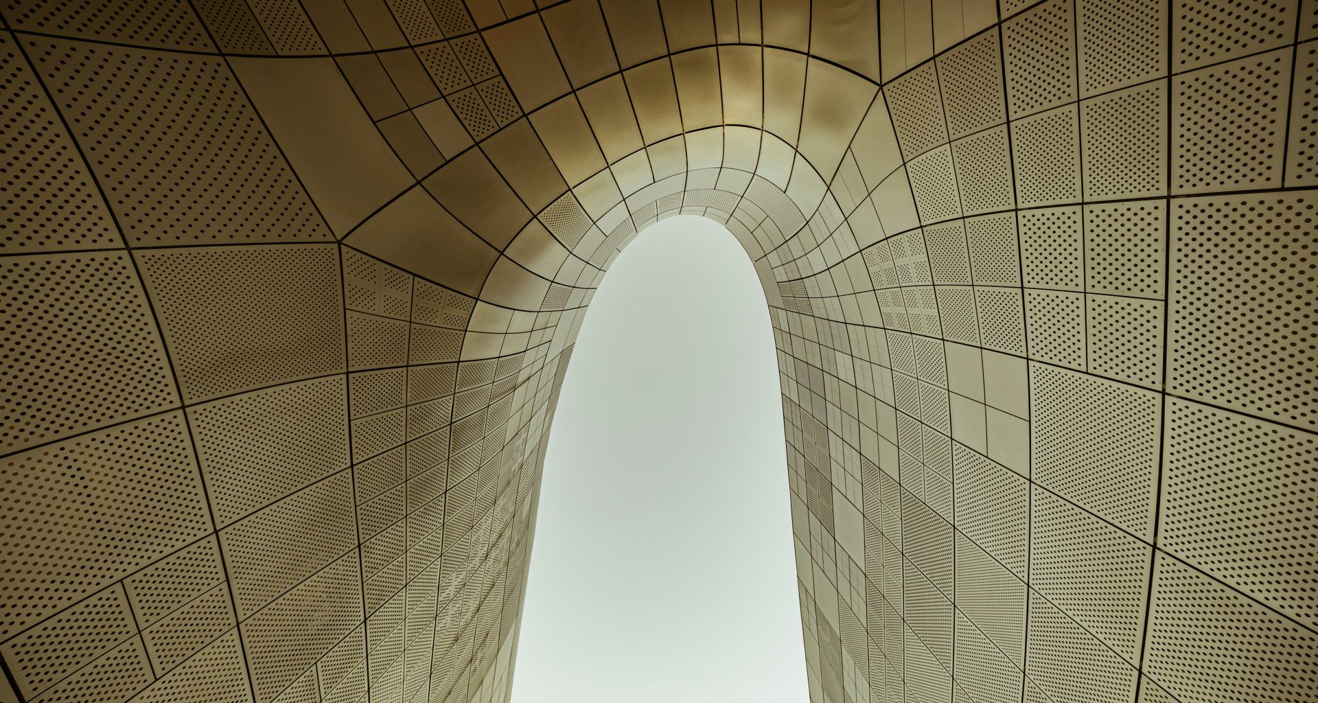 braun-weisses-betongebaude-37ekGp3hcB8