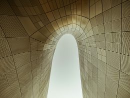 braun-weisses-betongebaude-37ekGp3hcB8