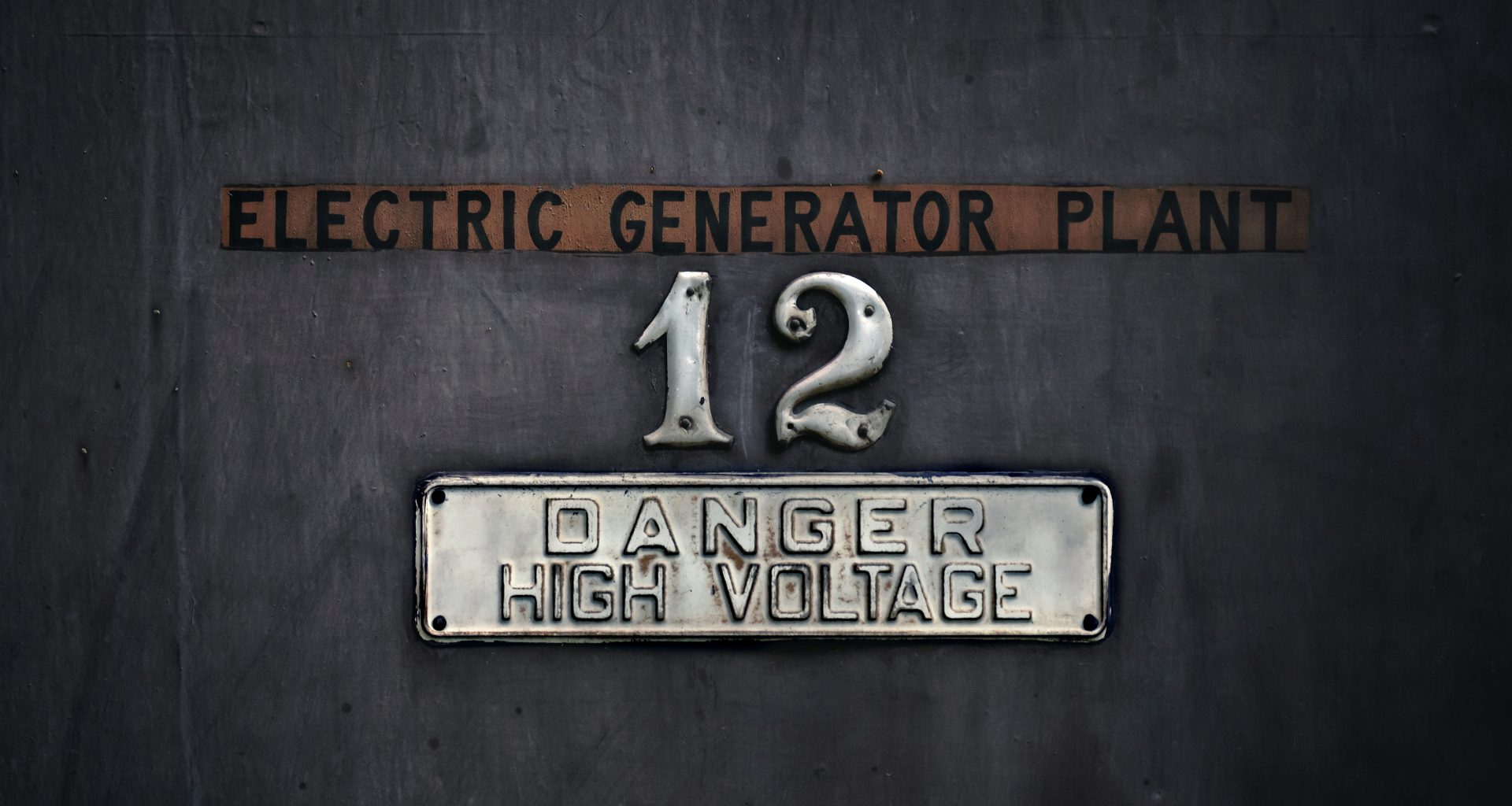 braunes-und-weisses-wandschild-fur-stromgeneratoren-P4TmEXnOoSE