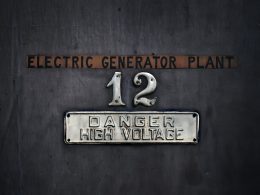 braunes-und-weisses-wandschild-fur-stromgeneratoren-P4TmEXnOoSE