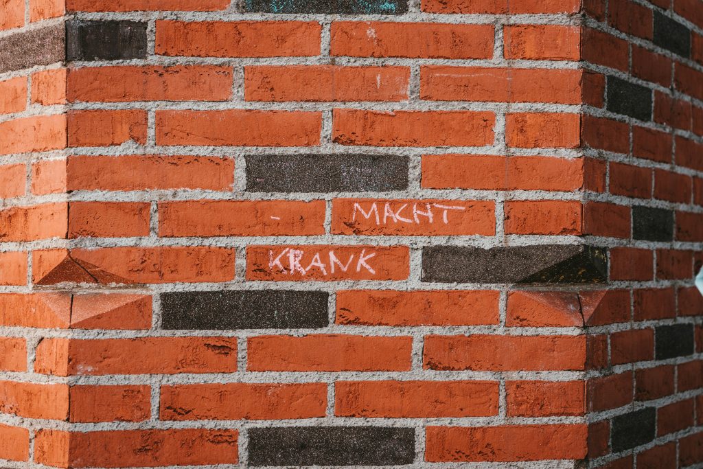 brauner-betonziegel-otXCCZC5UPk