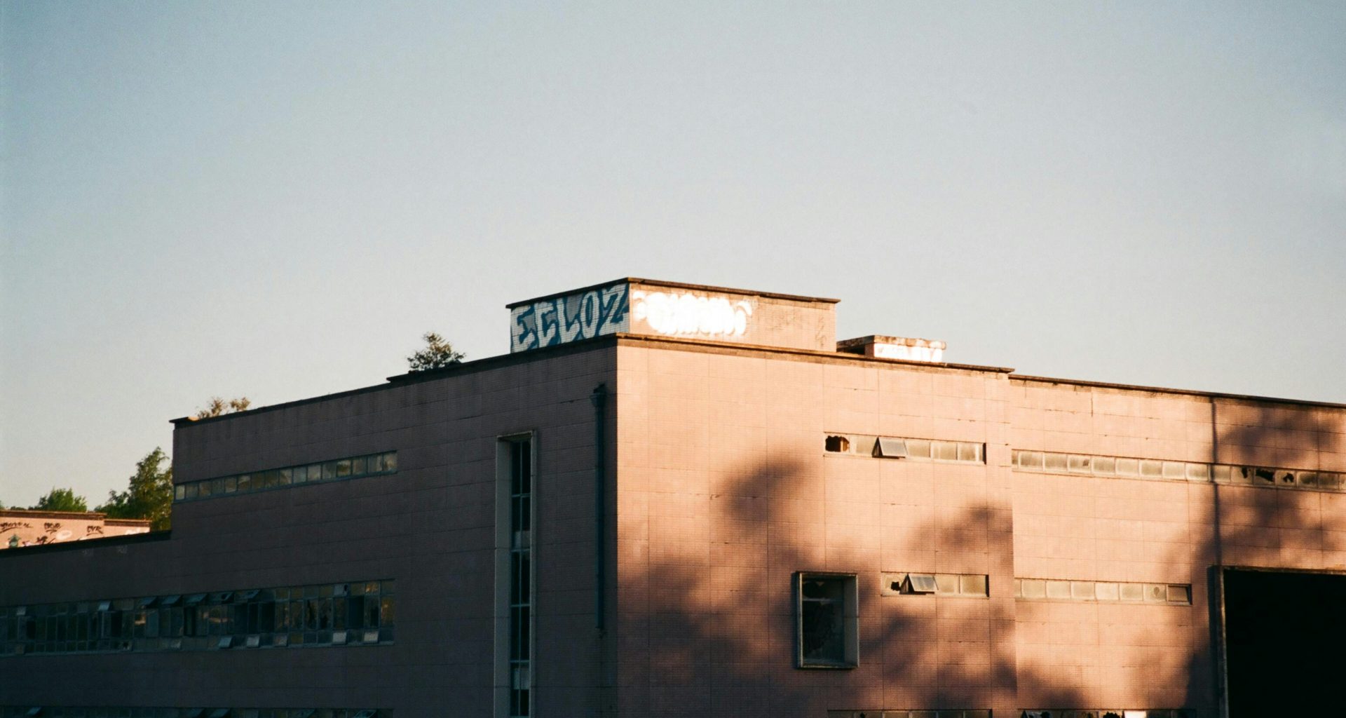 braunes-betongebaude-unter-blauem-himmel-tagsuber-77GoYrVUw3g