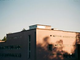 braunes-betongebaude-unter-blauem-himmel-tagsuber-77GoYrVUw3g