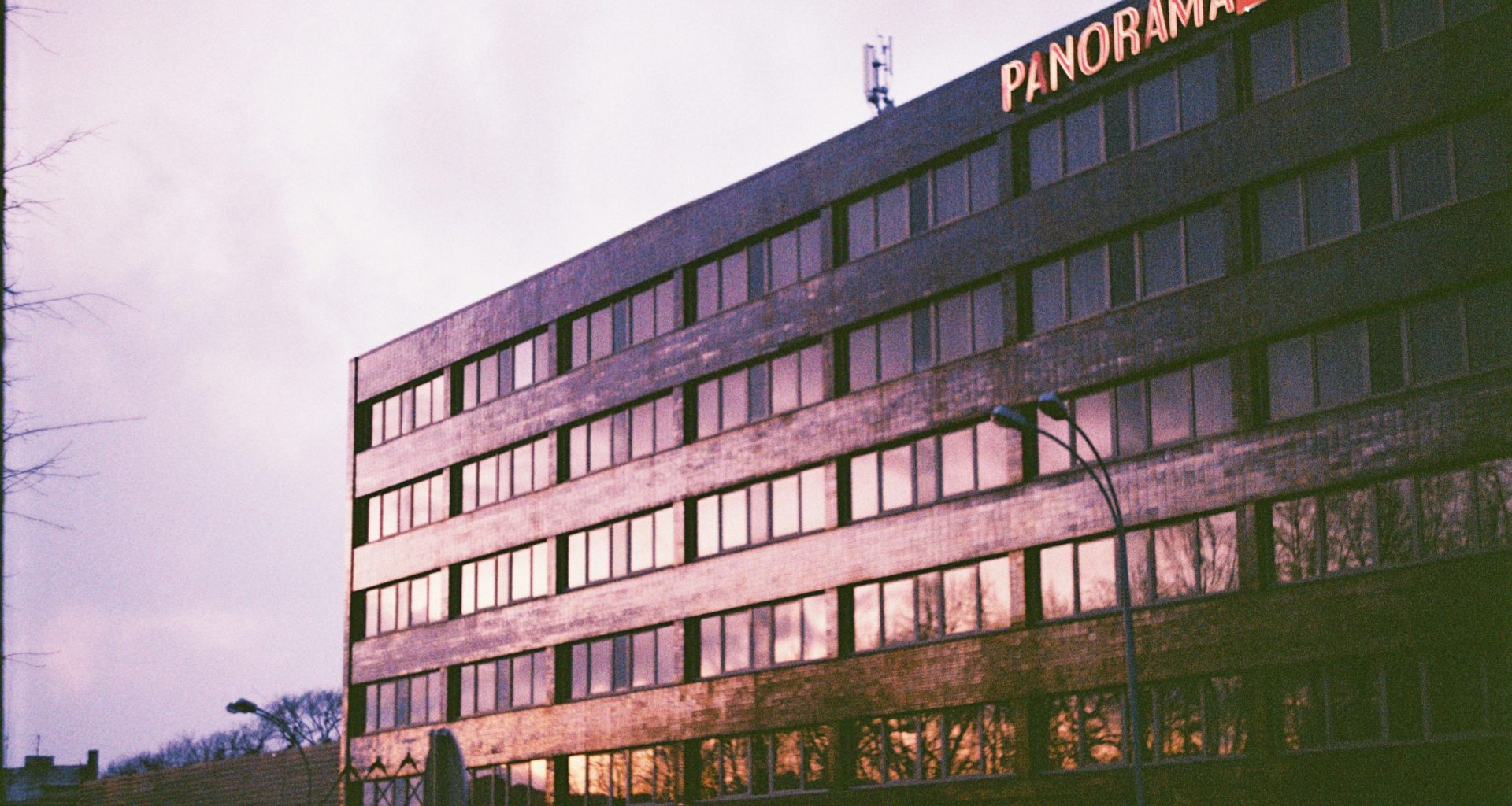 braunes-betongebaude-unter-weissem-himmel-tagsuber-piwqui7bg0U