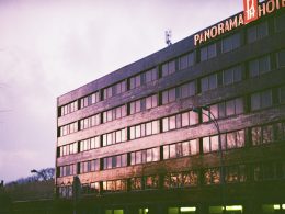 braunes-betongebaude-unter-weissem-himmel-tagsuber-piwqui7bg0U