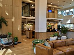 braune-ledercouch-in-der-nahe-von-braunem-holztisch-tWx33I9v6eU