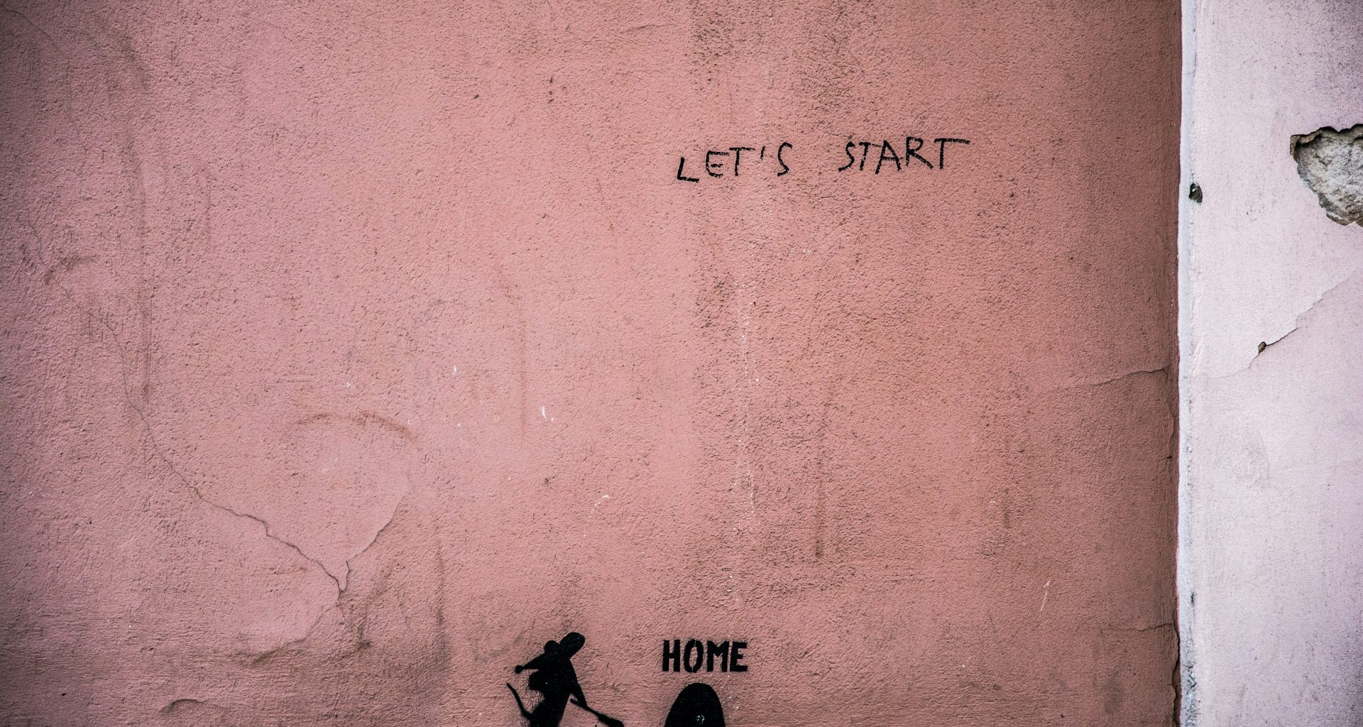 braun-gestrichene-wand-mit-rattenloch-Ly5TDhCD_DE