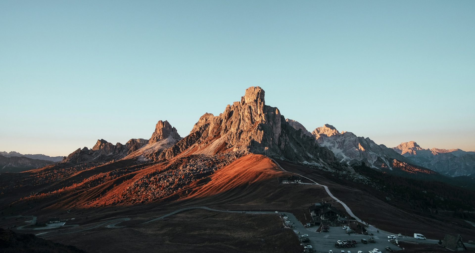 braune-felsformation-unter-blauem-himmel-CSpjU6hYo_0