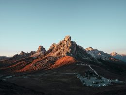 braune-felsformation-unter-blauem-himmel-CSpjU6hYo_0