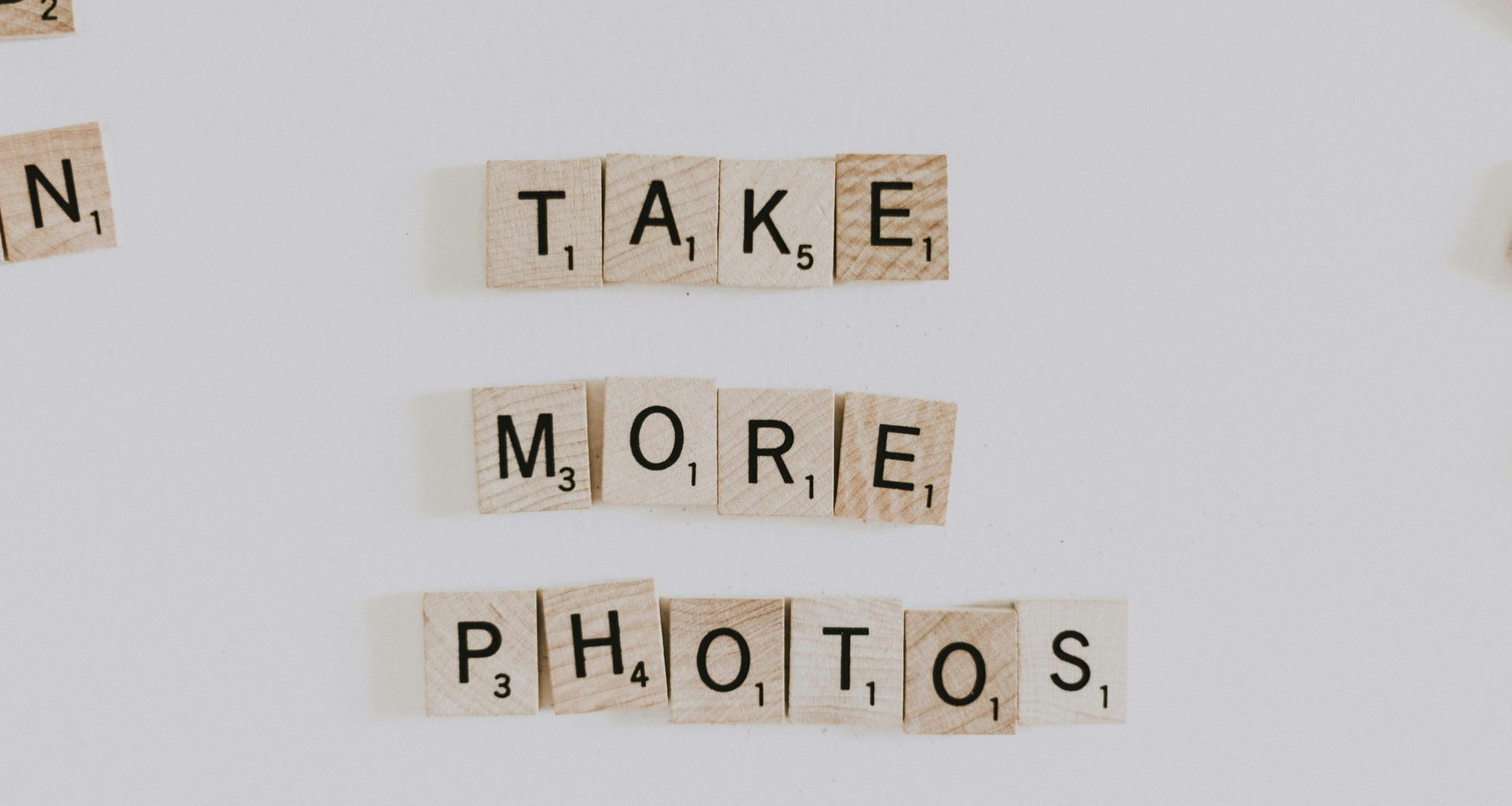 braune-scrabble-holzstucke-qensZDlj_MA