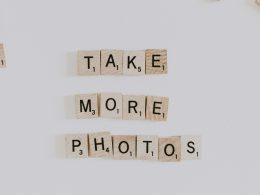 braune-scrabble-holzstucke-qensZDlj_MA