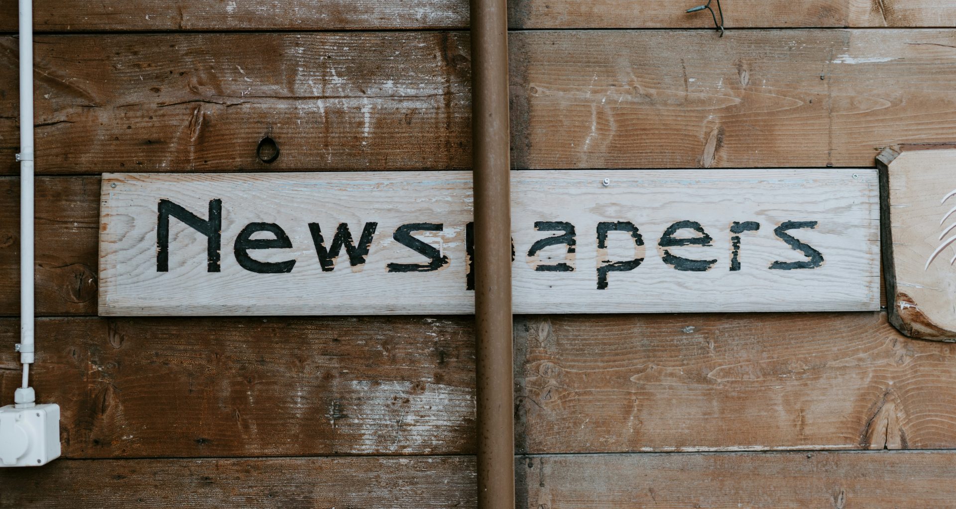 braunes-holzbrett-mit-i-love-you-print-rMtf0p0msUI