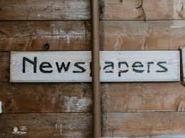 braunes-holzbrett-mit-i-love-you-print-rMtf0p0msUI