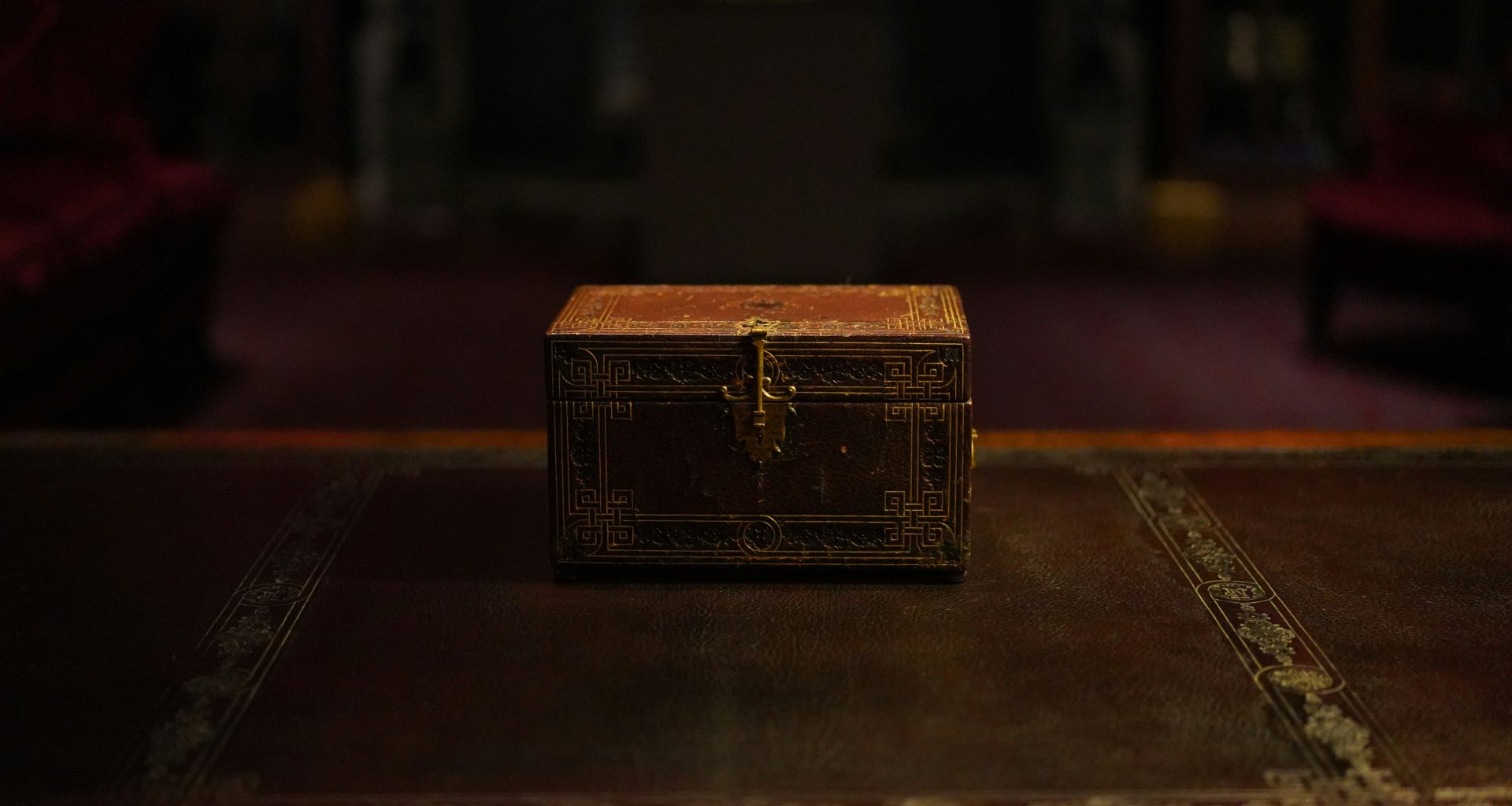 braune-holzkiste-UChknR2z5EM