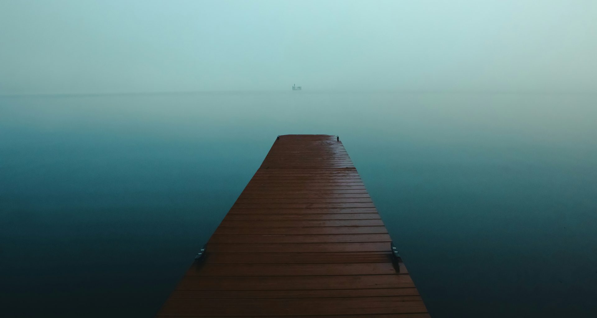 braunes-holzdock-am-gewasser-KdGtkdGGsko