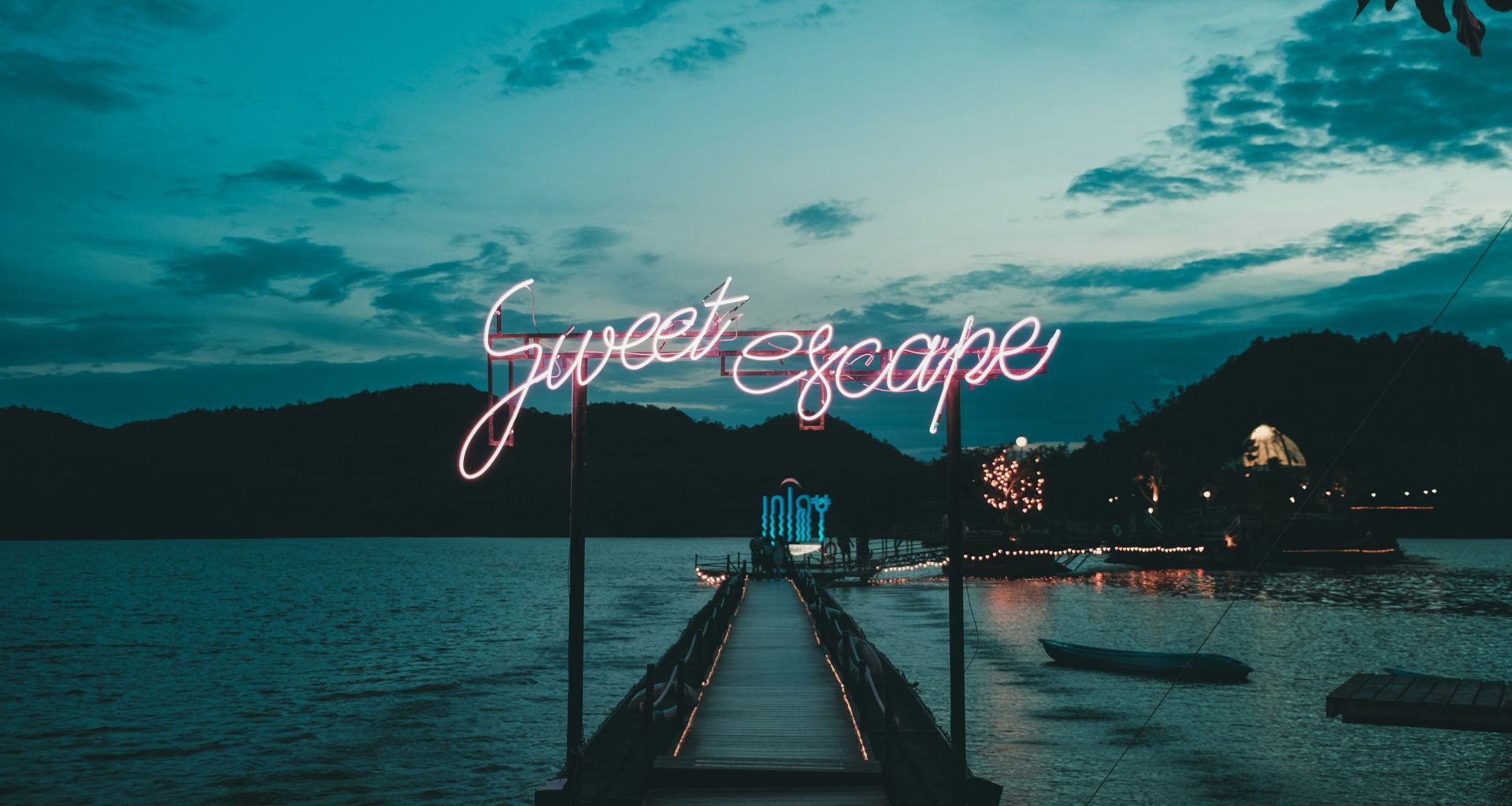 braunes-holzernes-hafendock-orYix9zFUZo