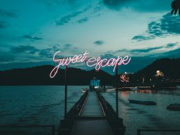 braunes-holzernes-hafendock-orYix9zFUZo