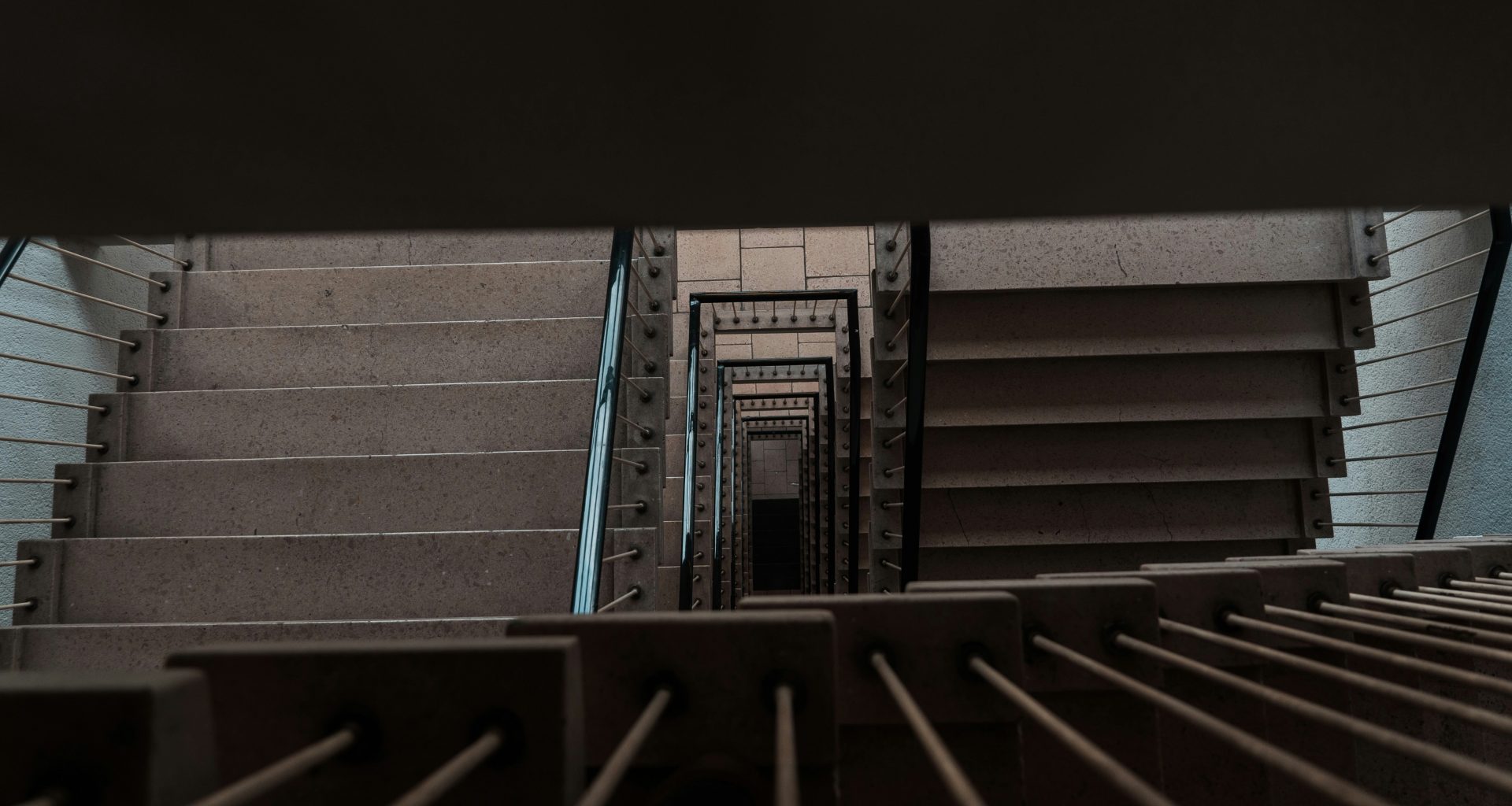 braune-holztreppe-mit-schwarzen-metallgelandern-j_MP6jmZJFM