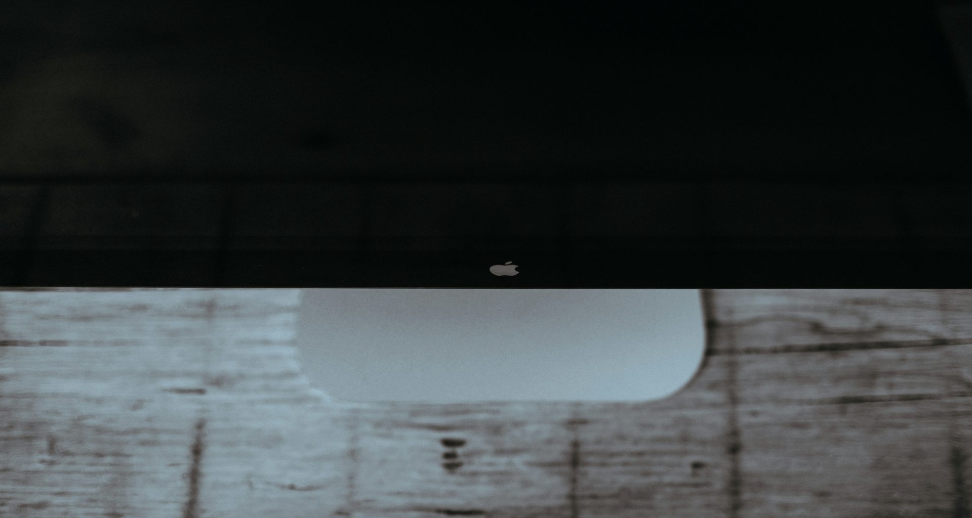 brauner-holztisch-yapMf-nr0RI