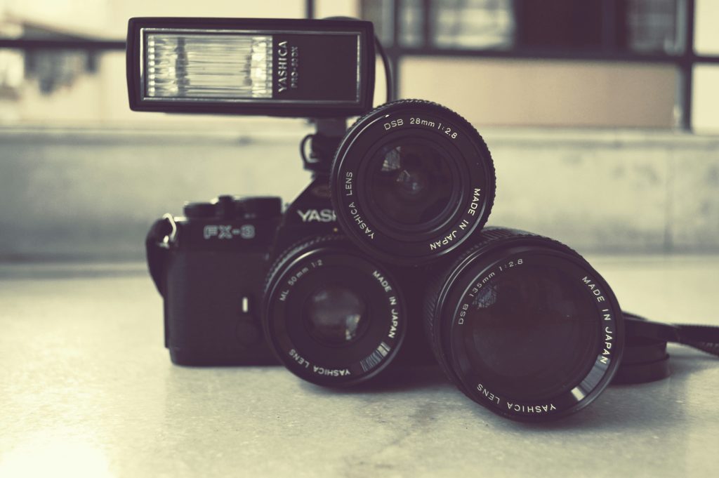 kamera-mit-mehreren-objektiven-und-blitz-Gr93yug2K0E